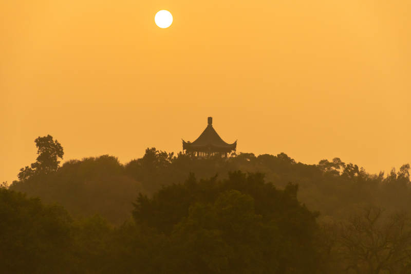 夕阳下的古塔剪影图片
