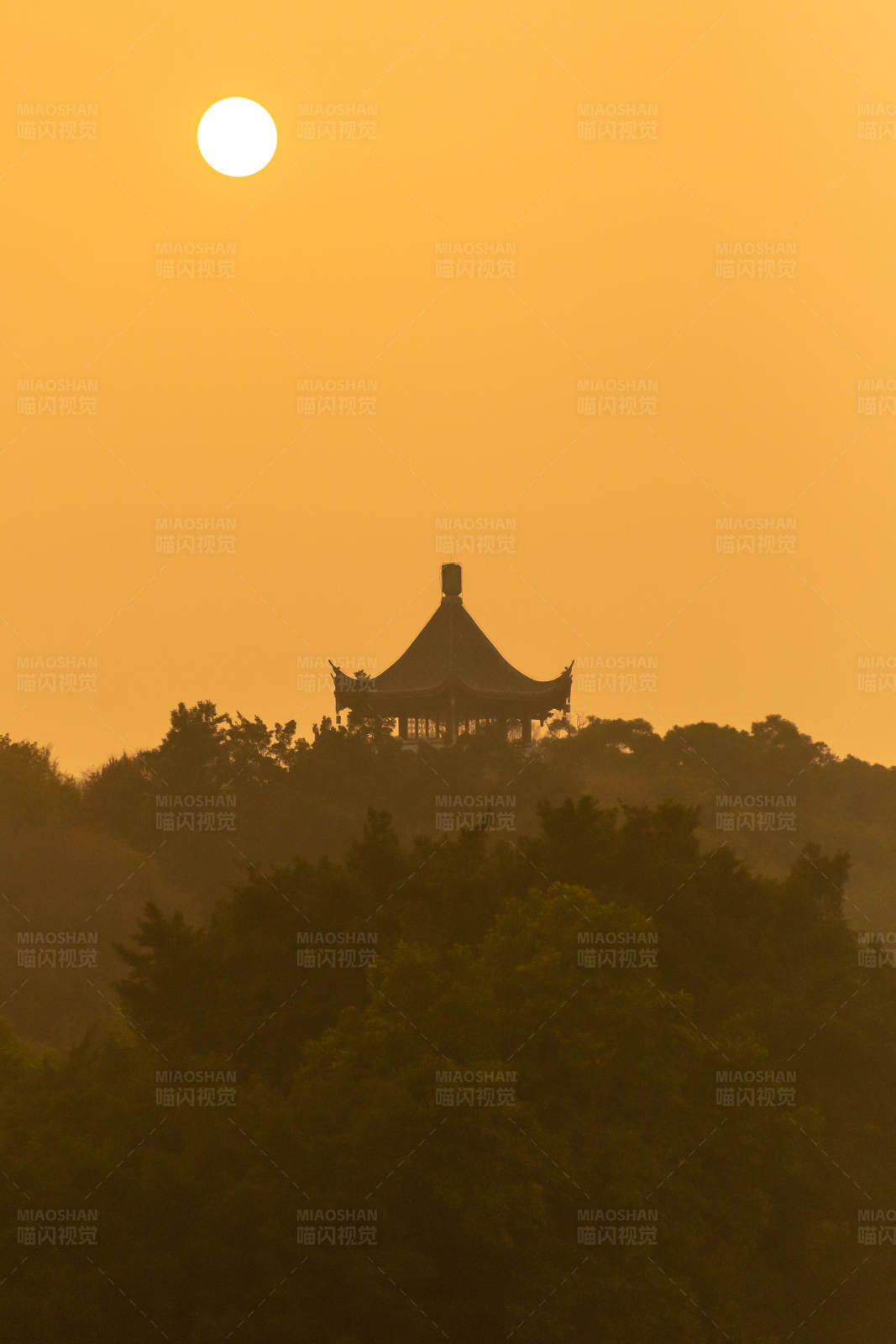 夕阳下的古塔剪影图片