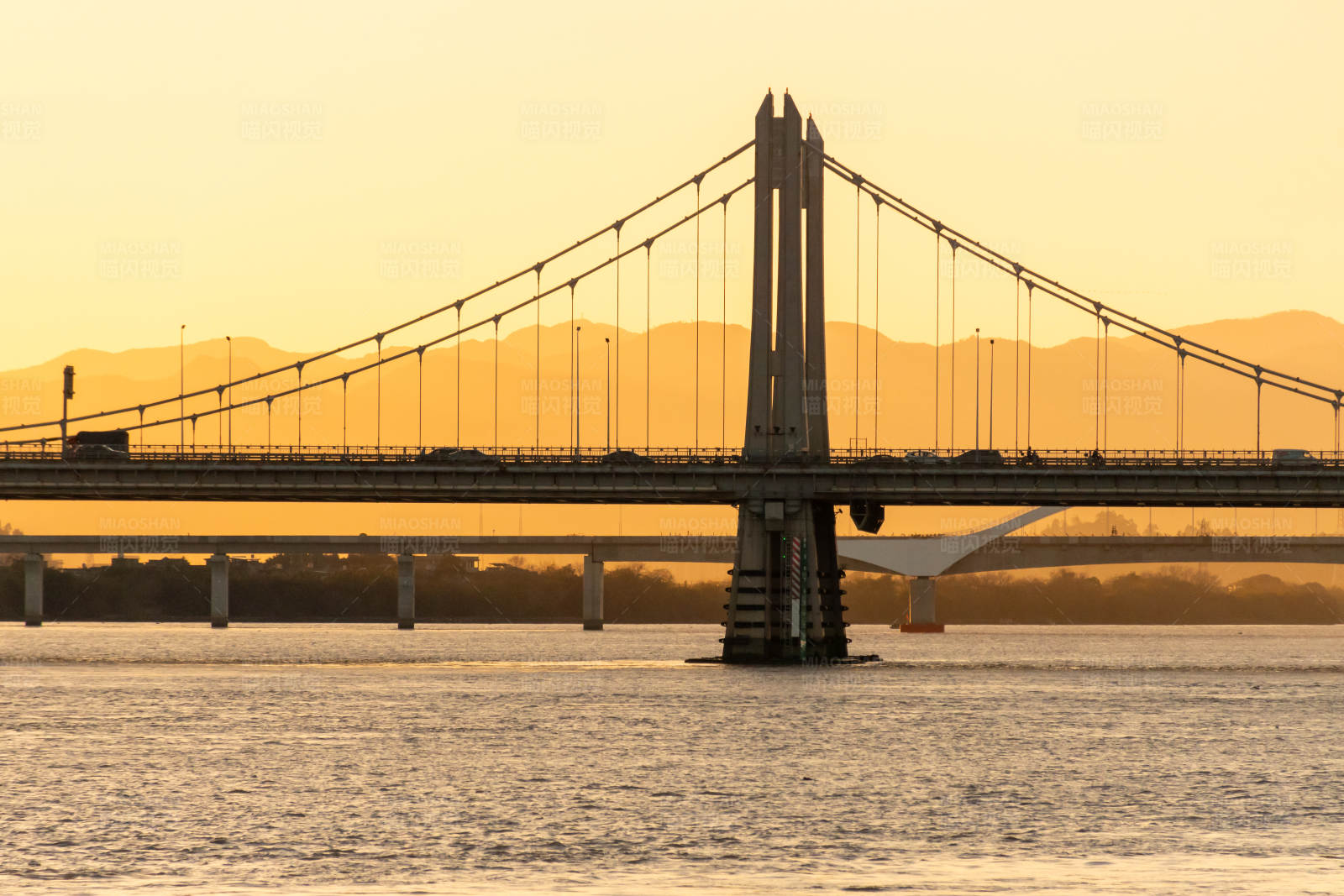 夕阳下的桥梁剪影图片