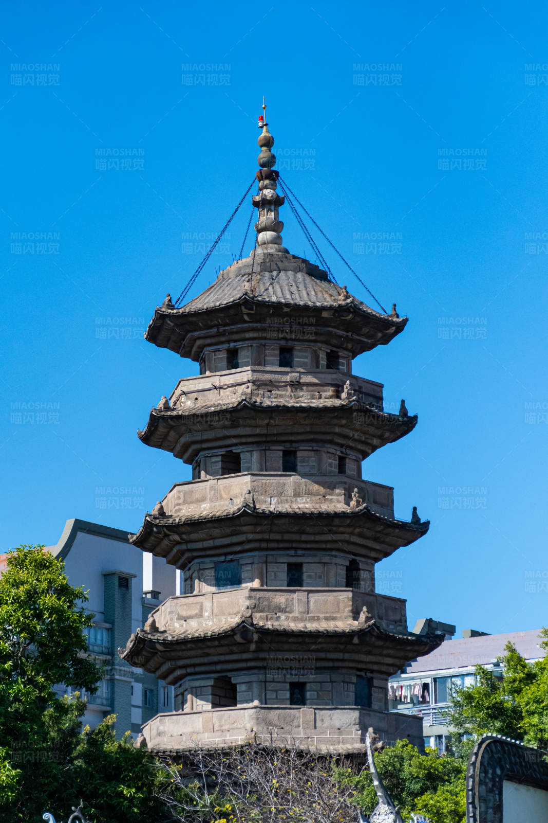 古塔耸立蓝天图片