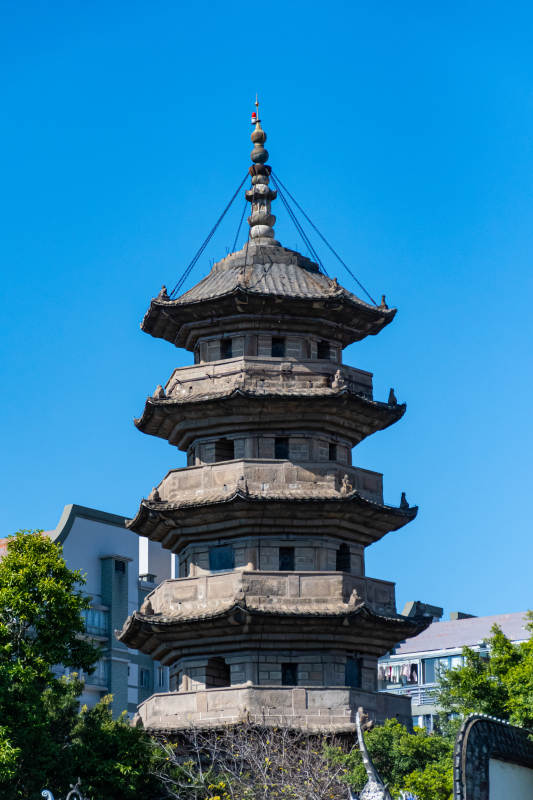 古塔耸立蓝天图片