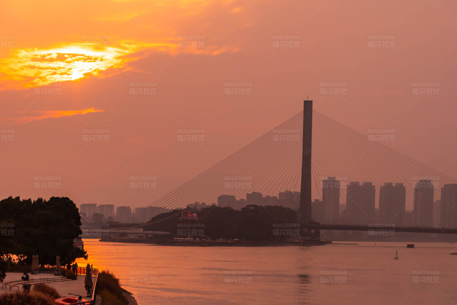 夕阳下的城市剪影图片