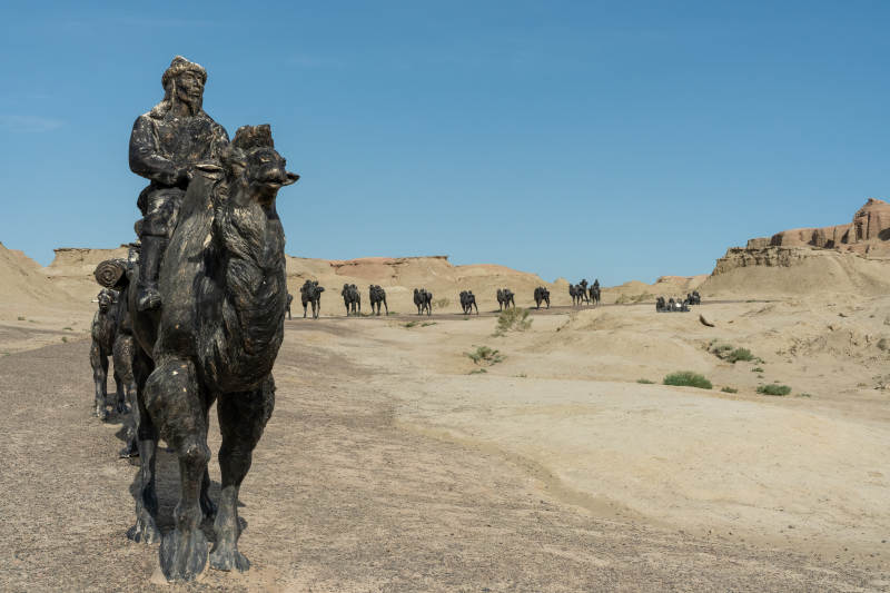 沙漠驼队雕塑图片