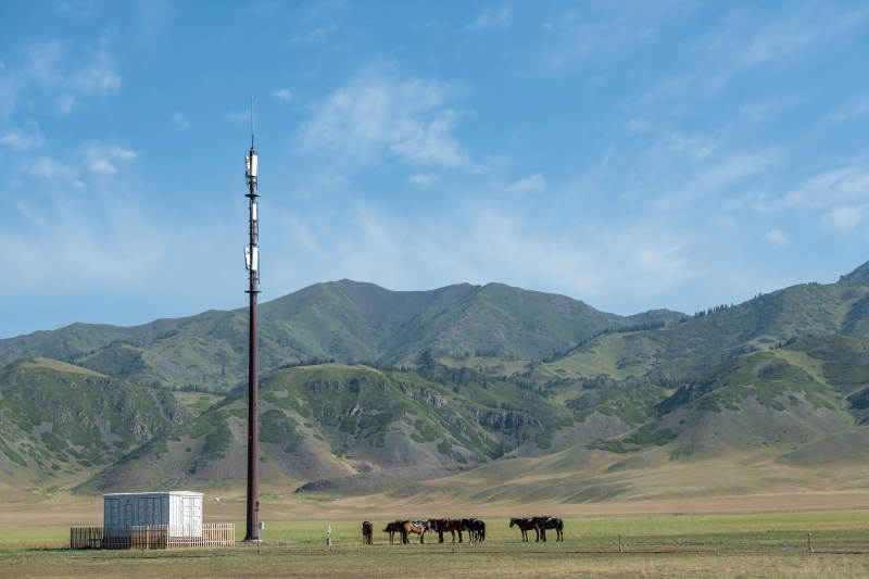草原上的信号塔图片