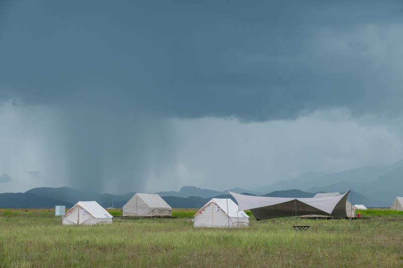 雨中帐篷营地图片