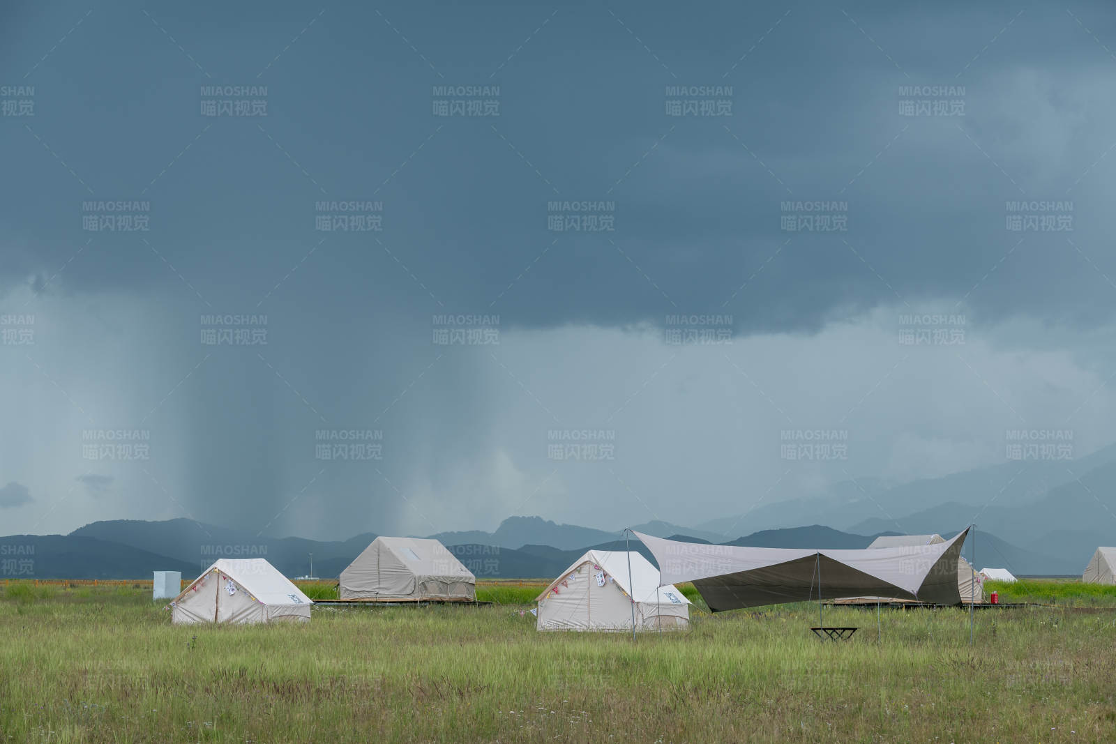 雨中帐篷营地图片