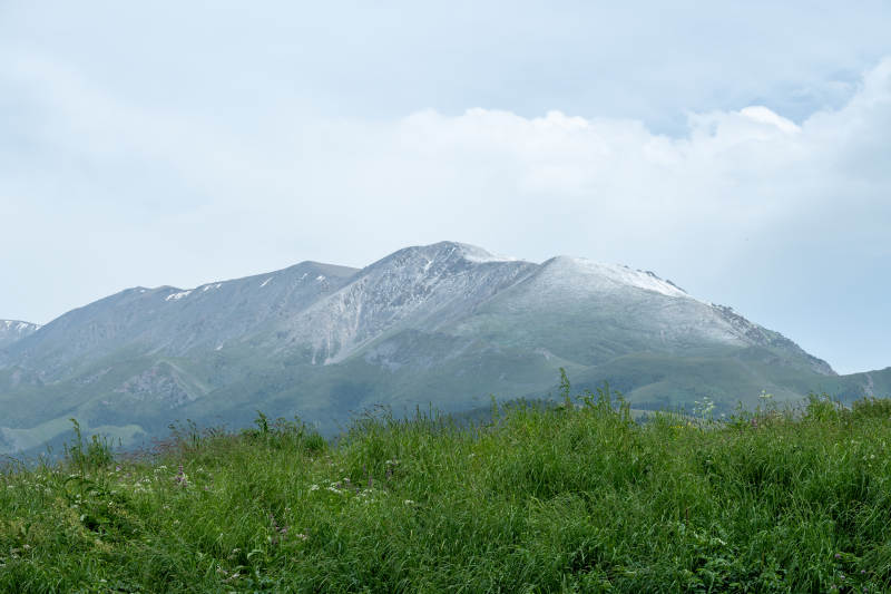 青山绿野 云雾缭绕图片