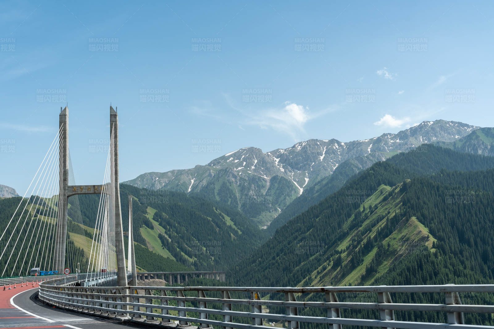 高山峡谷间的桥梁图片