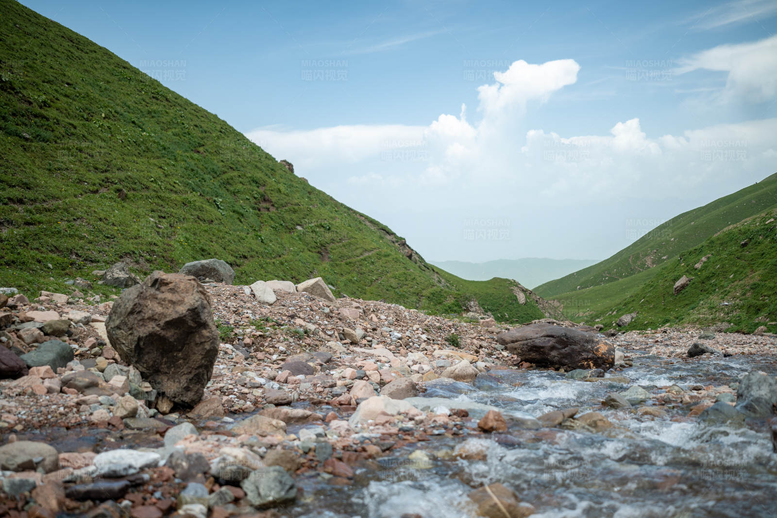 山谷溪流图片