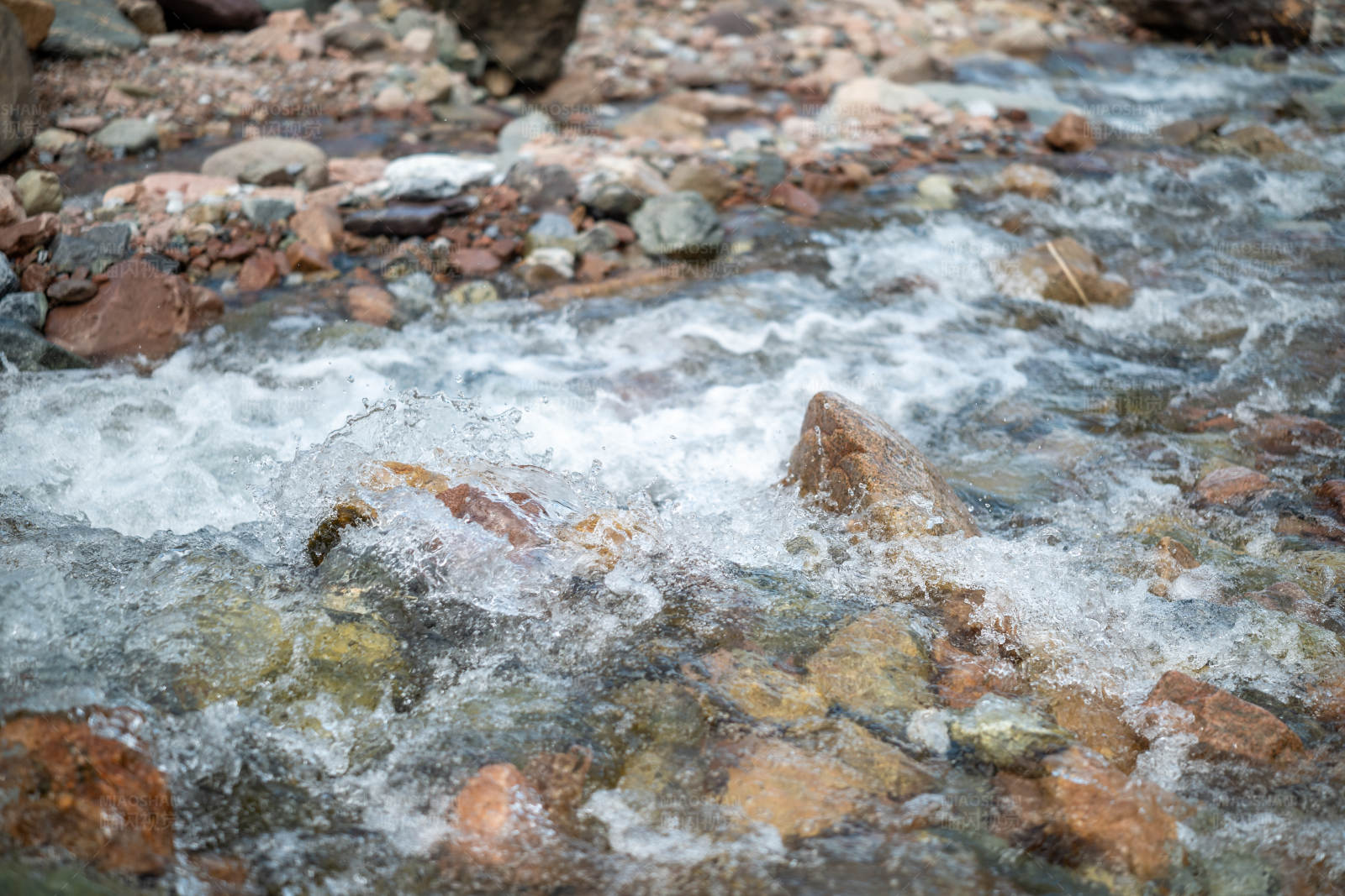 山涧溪流图片