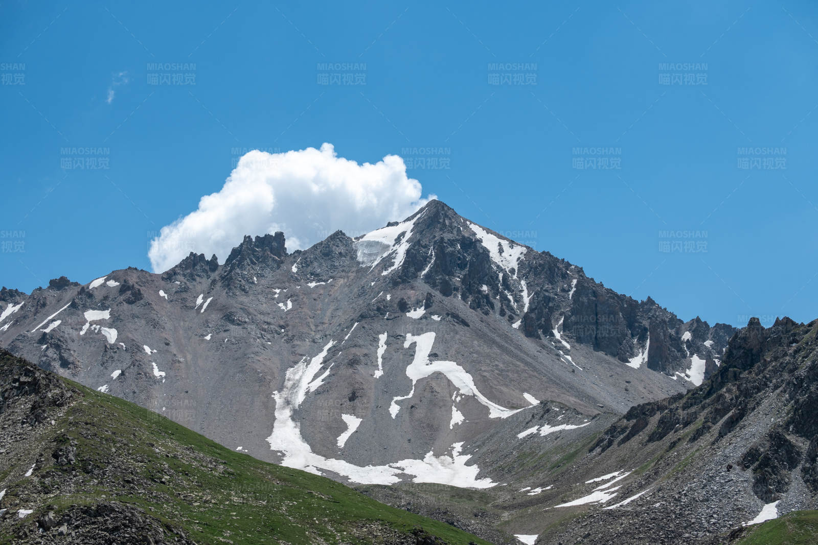 雪山之巅 云雾缭绕图片