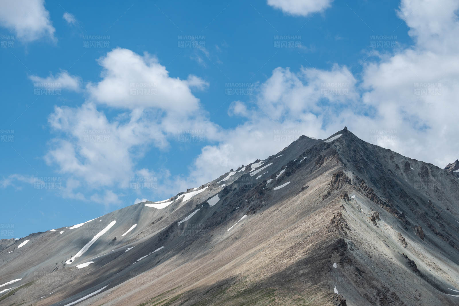 雪山之巅 云影蓝天图片