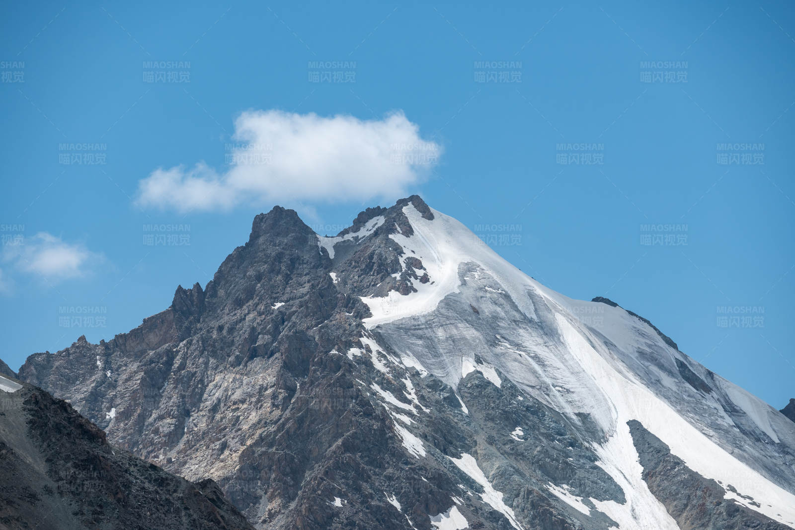 雪山之巅 云雾缭绕图片