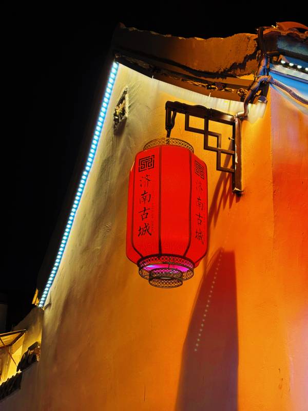 古城夜色灯笼映图片