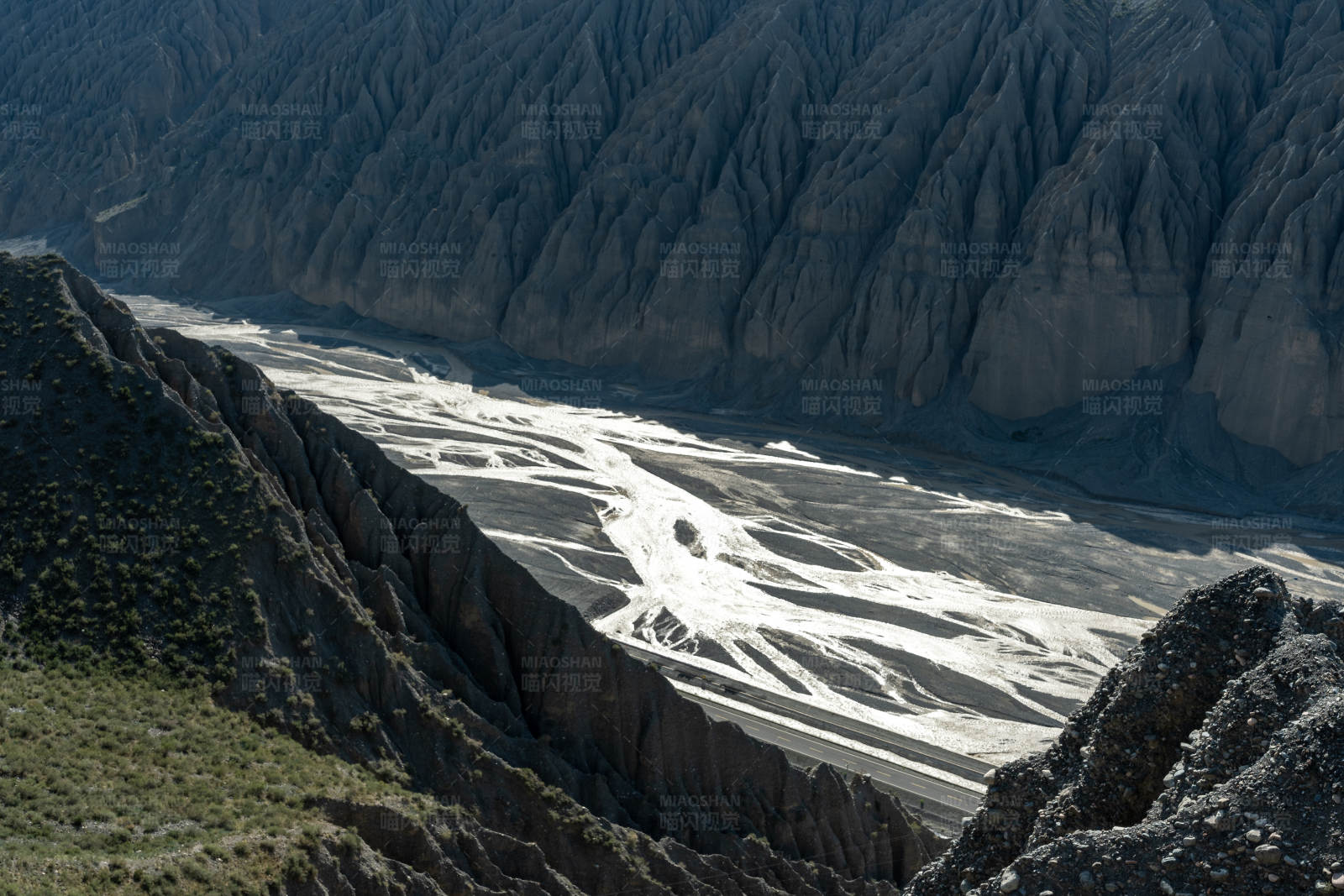 山谷中的河流图片