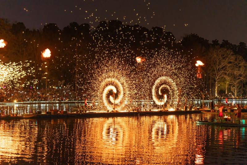 烟花绽放 水中倒影图片