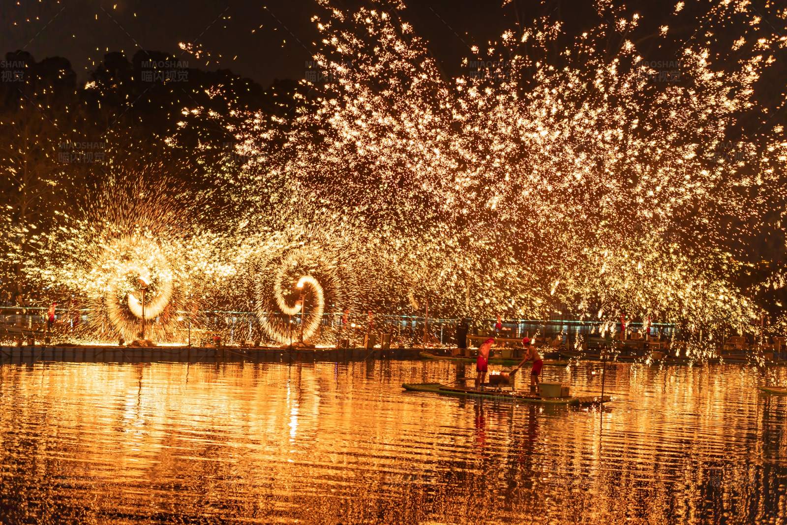 水上烟花表演图片
