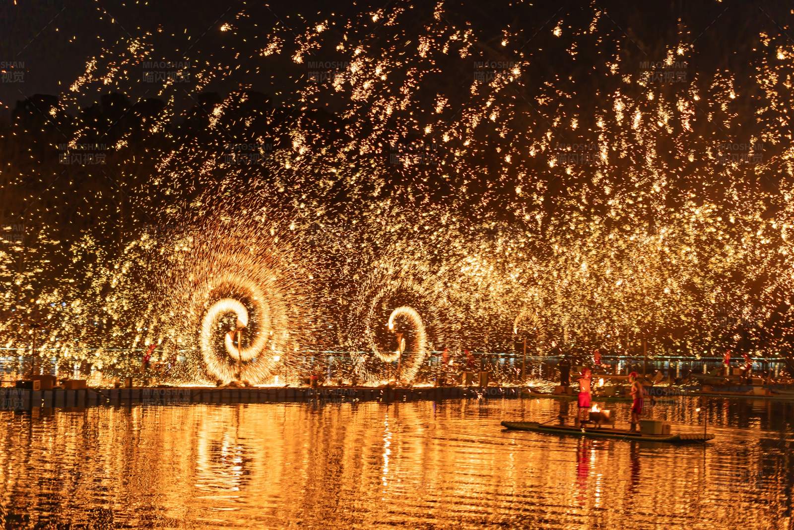 水上烟花秀图片