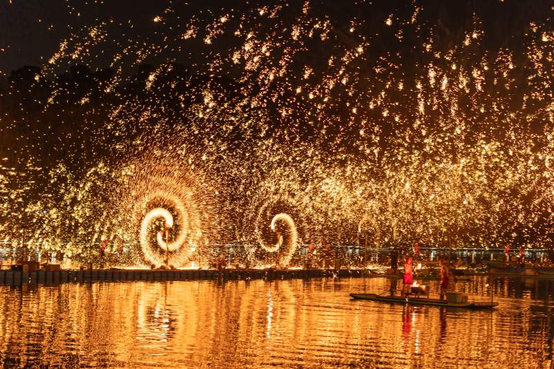 水上烟花秀图片