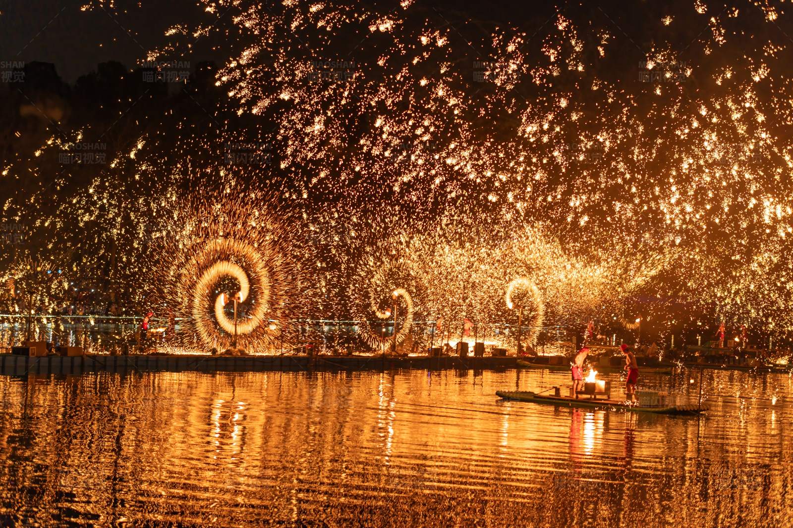 水上烟花秀图片