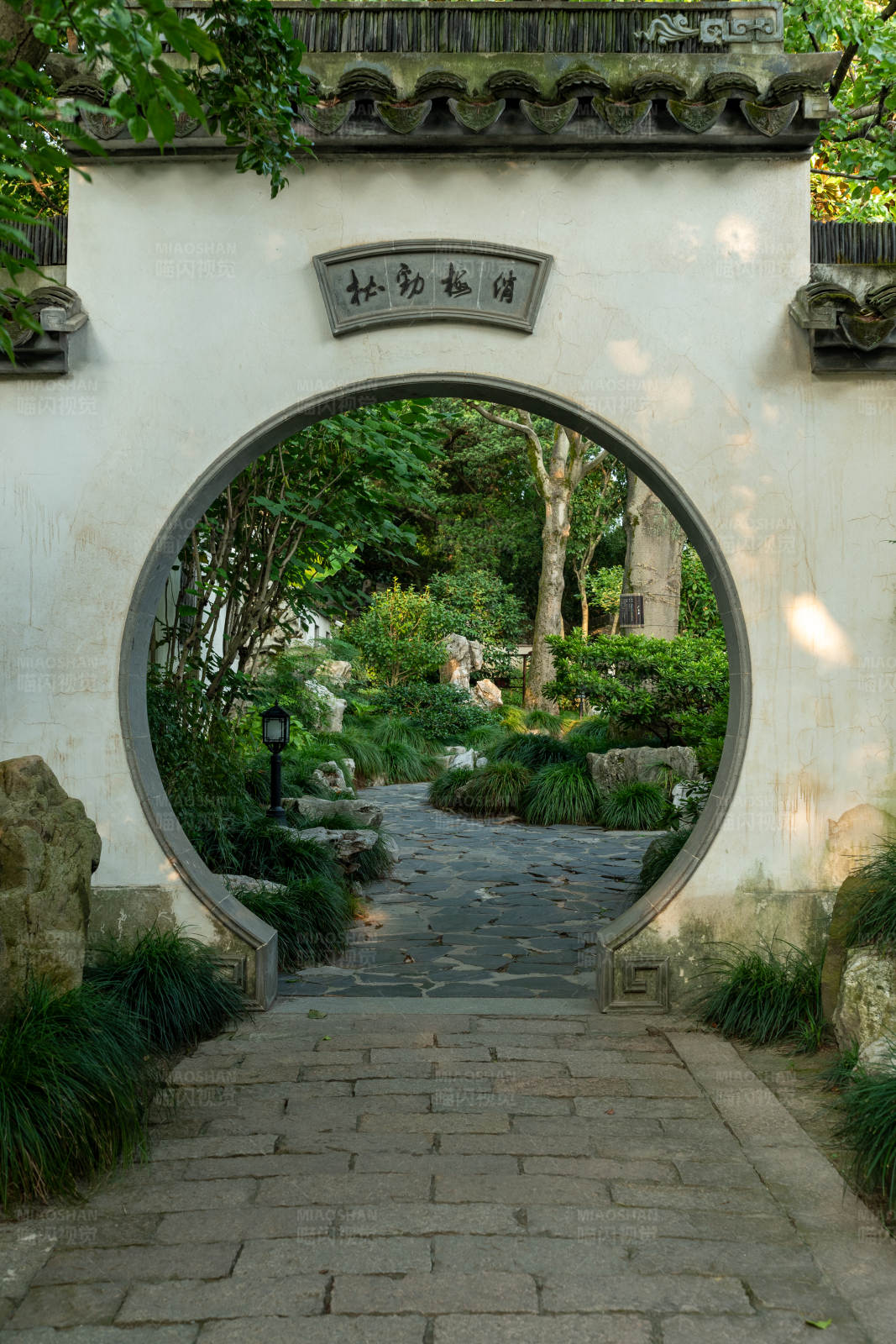 园林拱门与幽径图片