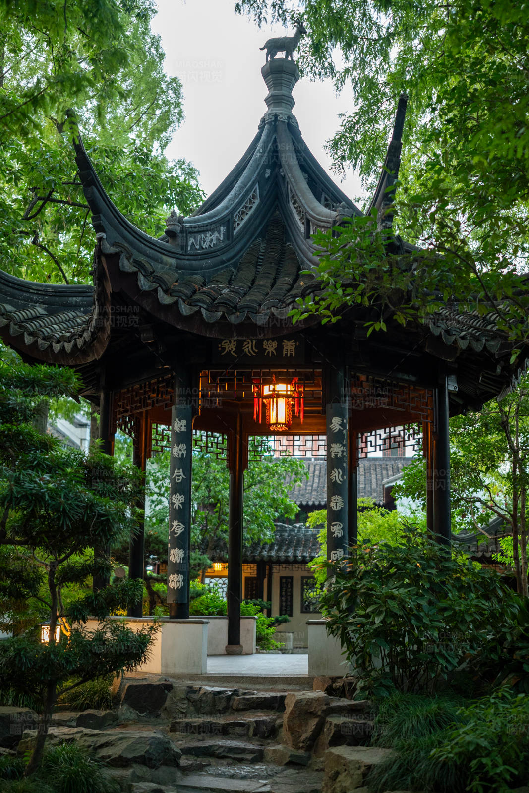 园林古亭夜景图片