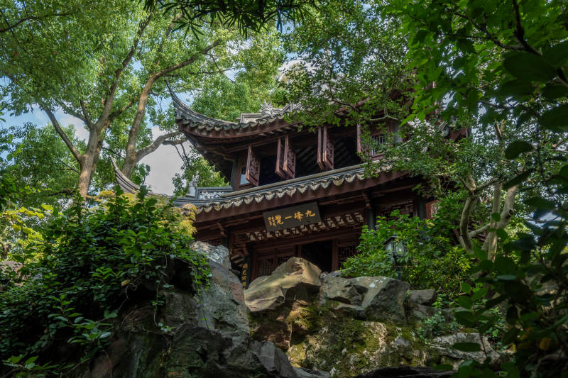 古寺隐于绿树间图片