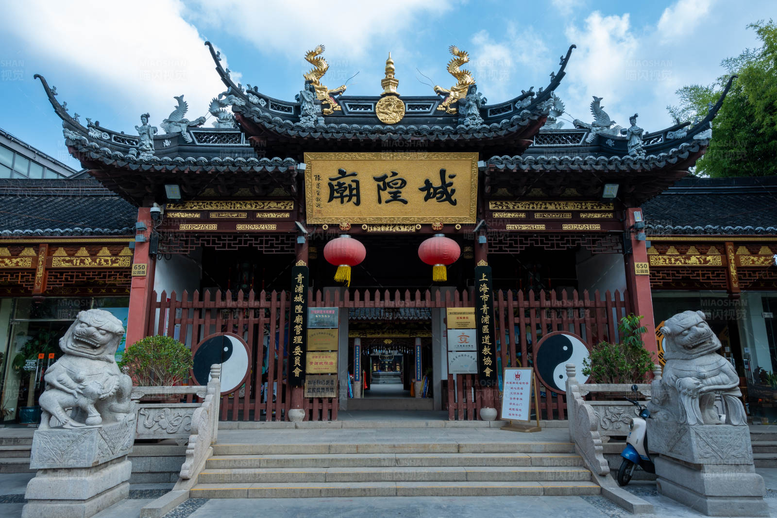 古刹门前石狮守图片