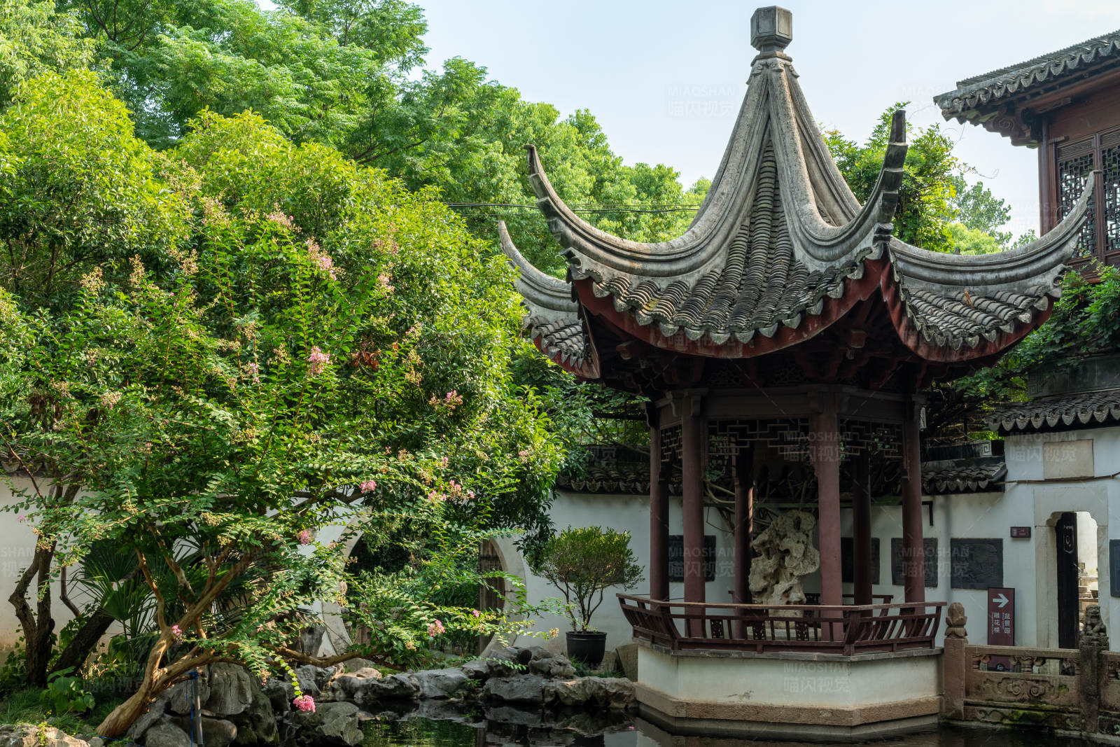 古典园林中的亭子图片