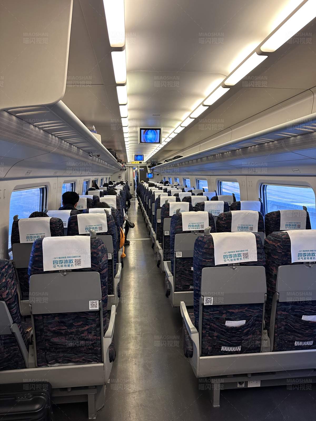 高铁车厢内景图片