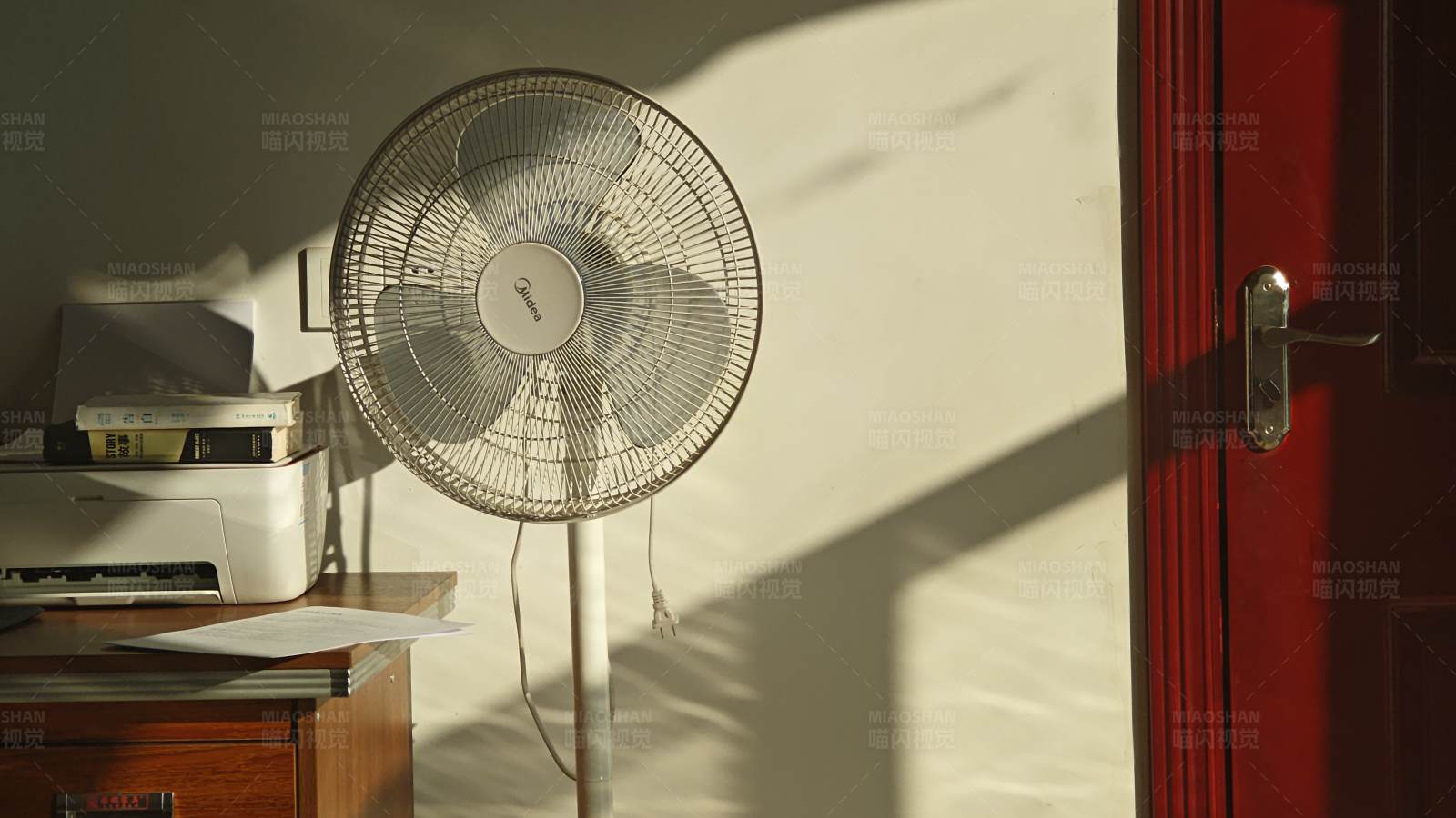 阳光下的电风扇图片