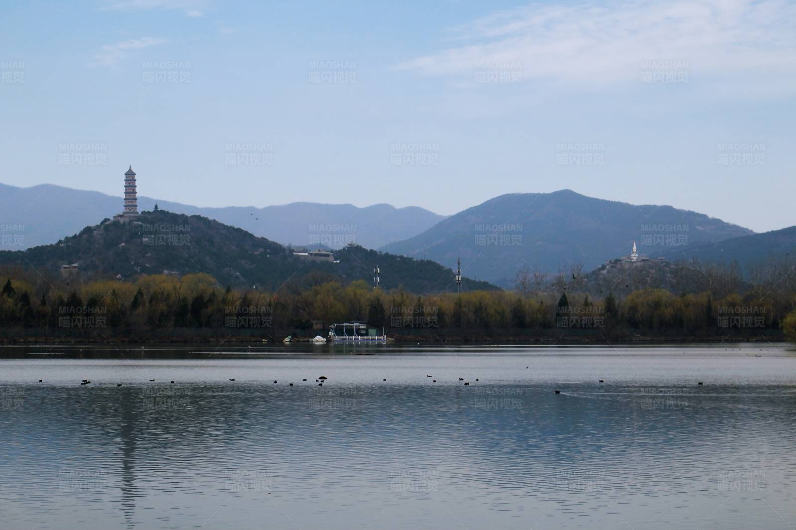 湖光山色映古塔图片