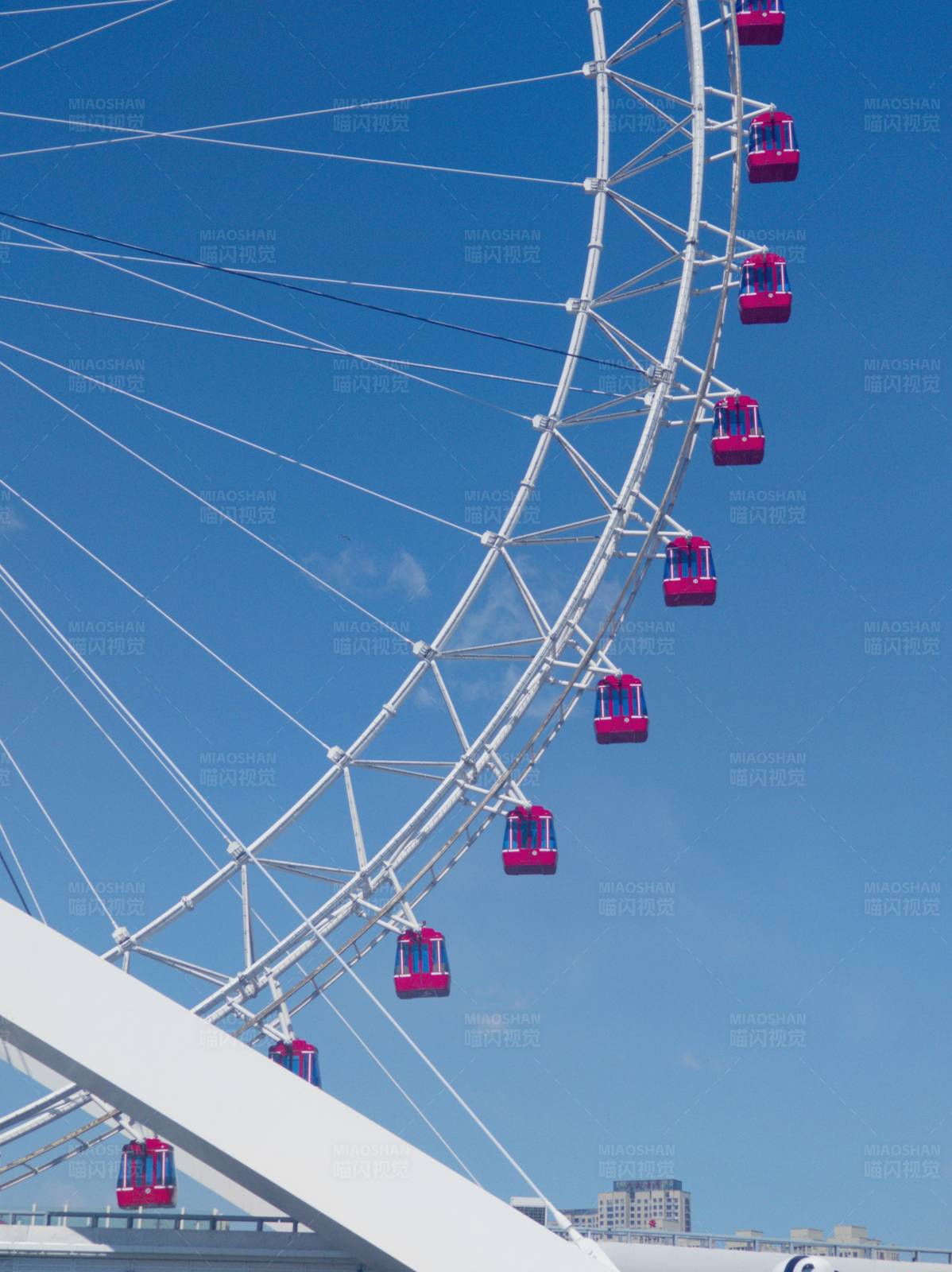 摩天轮上的红色车厢图片