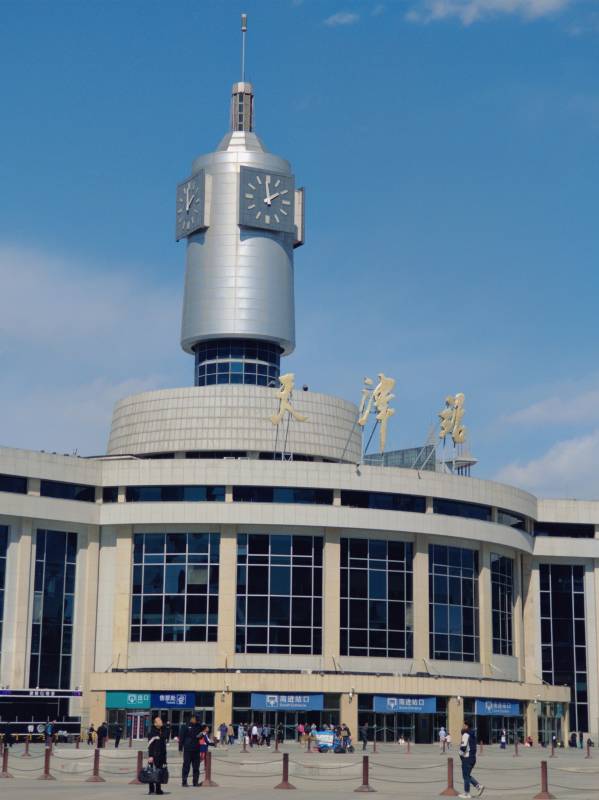天津站前的钟楼图片