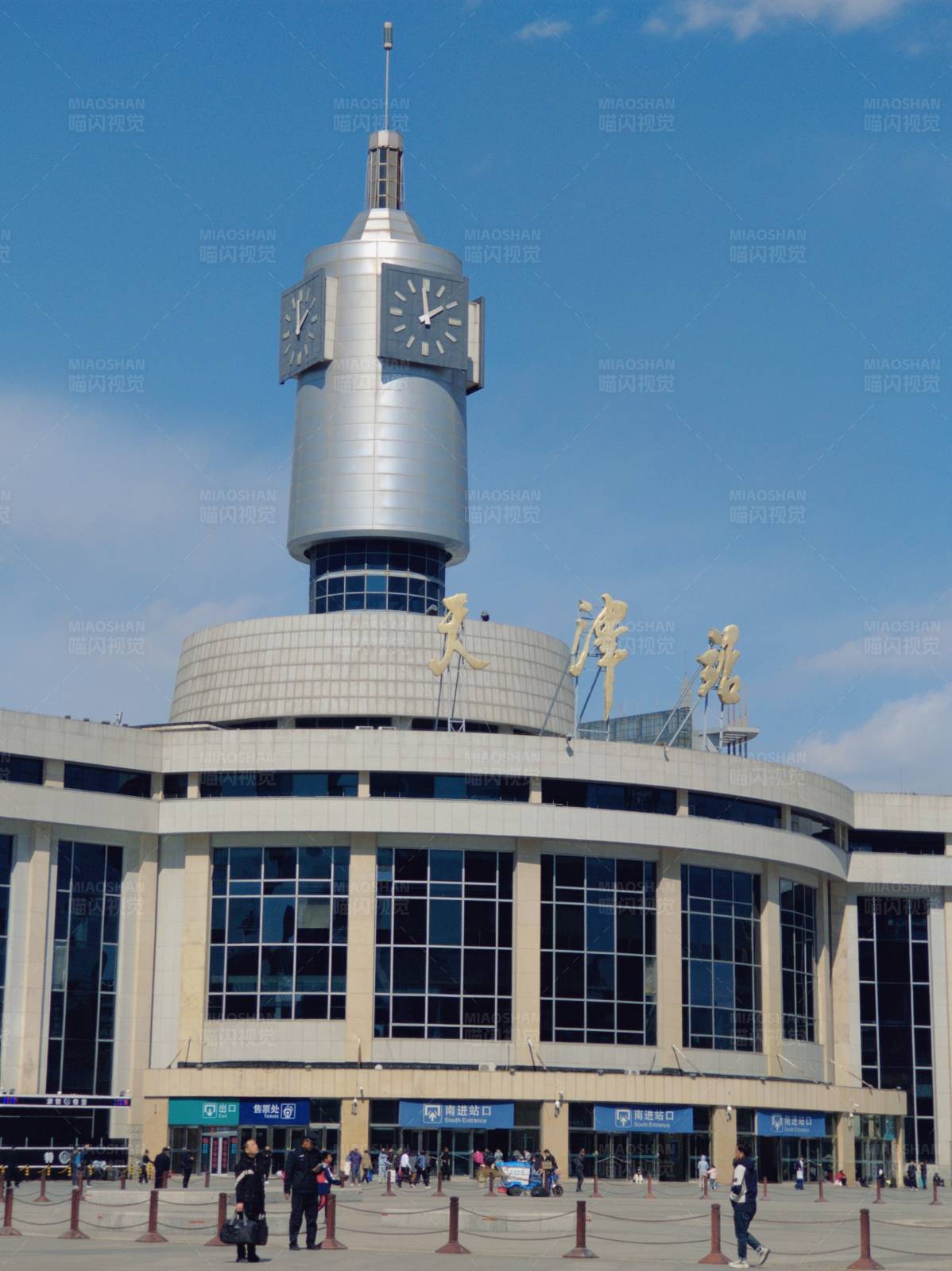 天津站前的钟楼图片