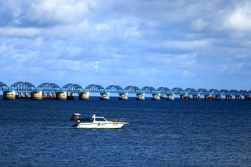 广西涠洲岛海上孤舟与栈桥图片