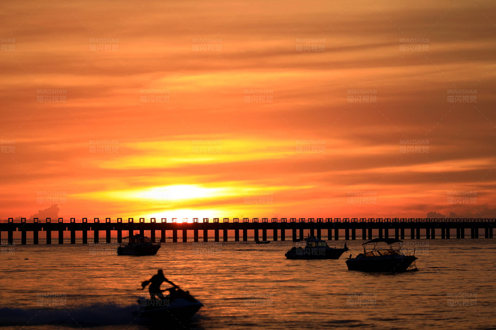 夕阳下的海上剪影图片
