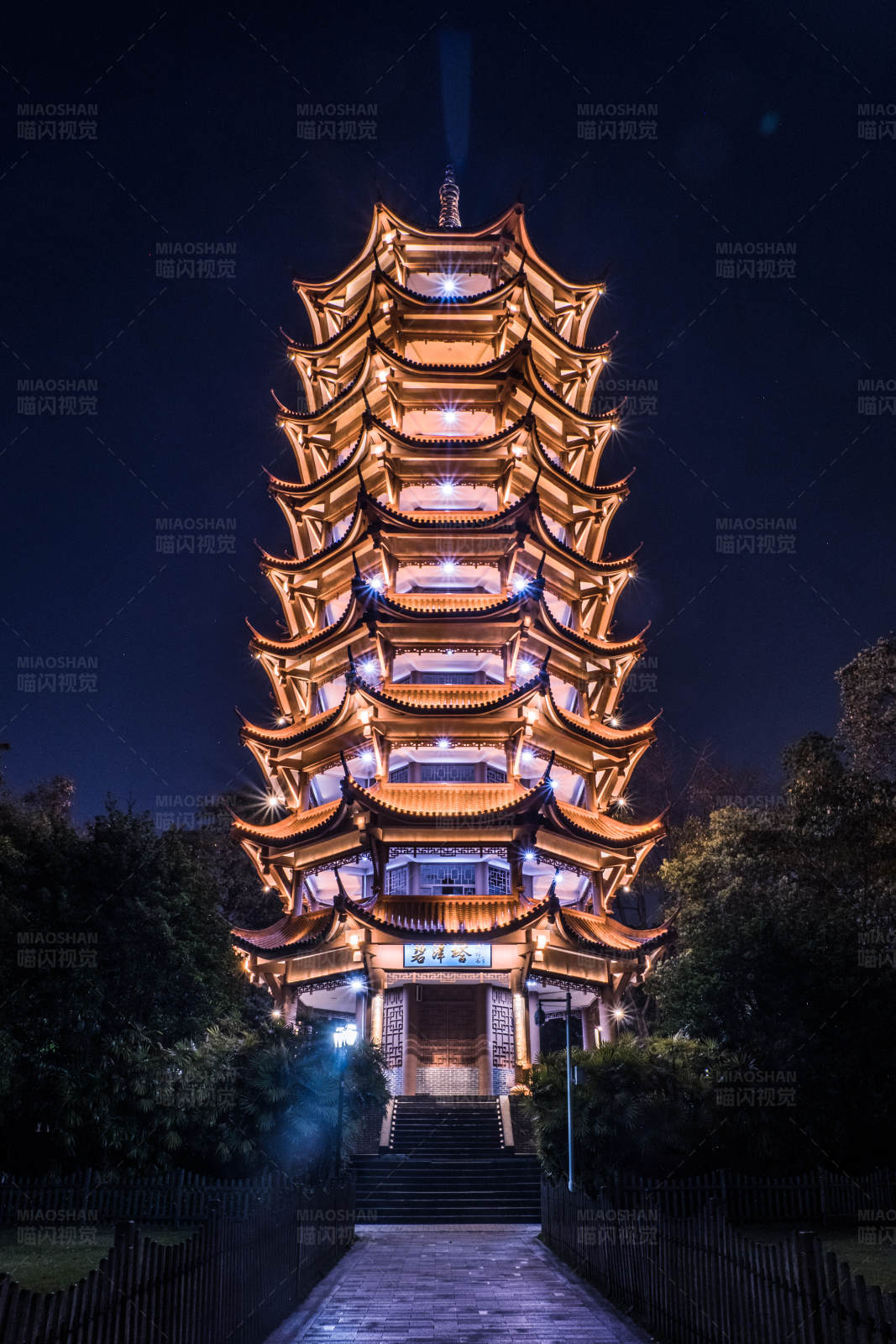 夜色中的古塔图片