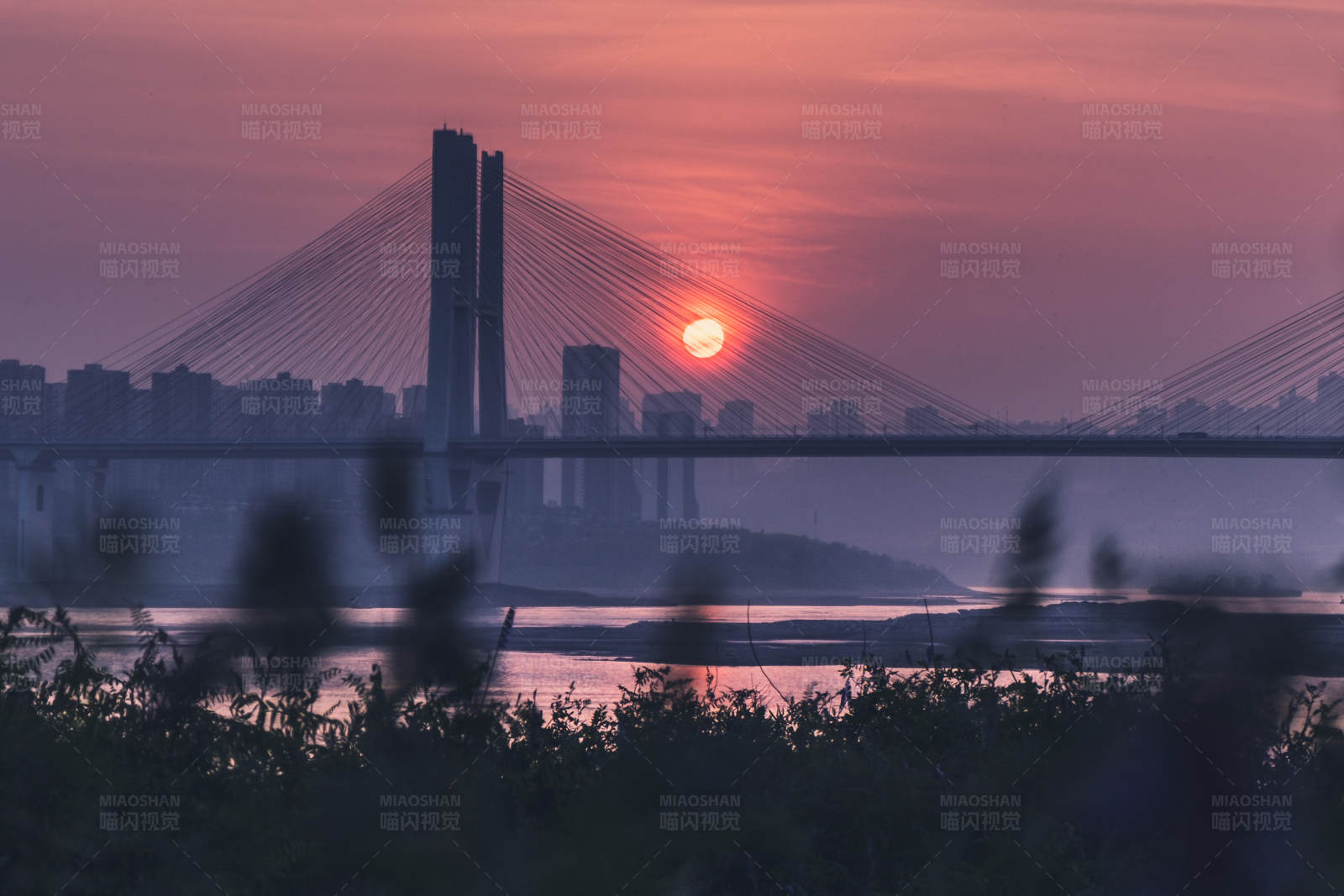 夕阳下的城市剪影图片