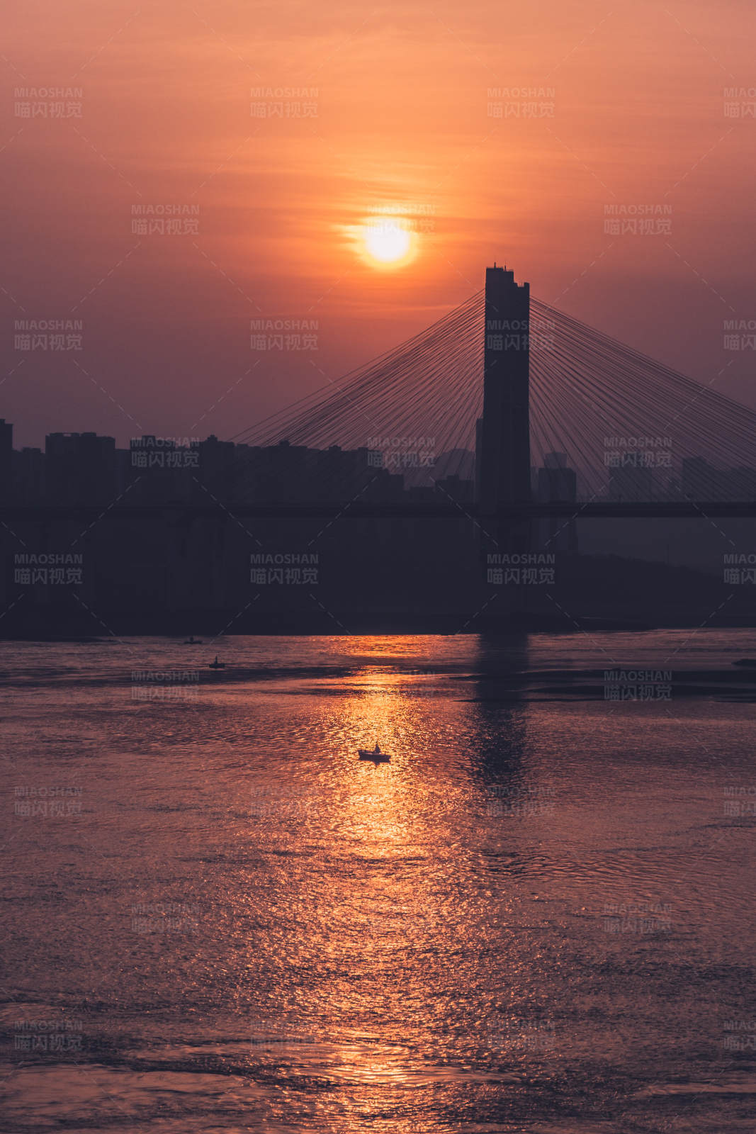 夕阳下的城市剪影图片
