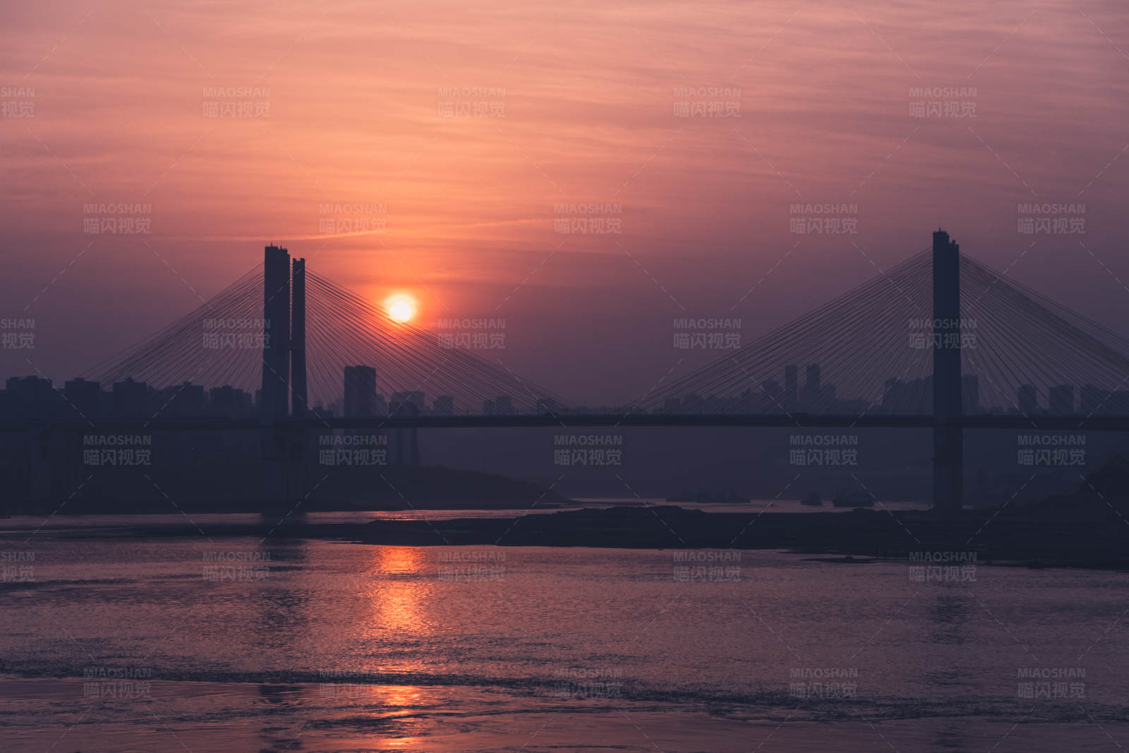 夕阳下的桥梁剪影图片