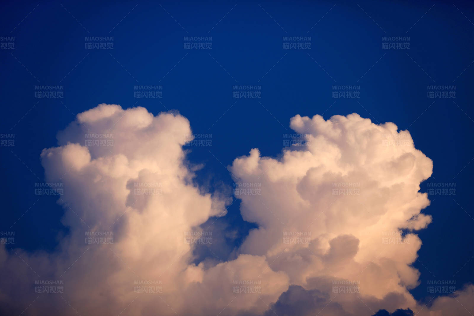 天空中的浓积云图片