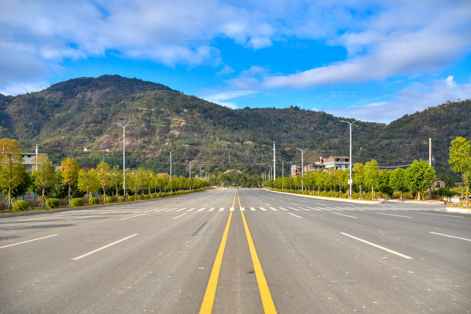 山间空旷公路图片