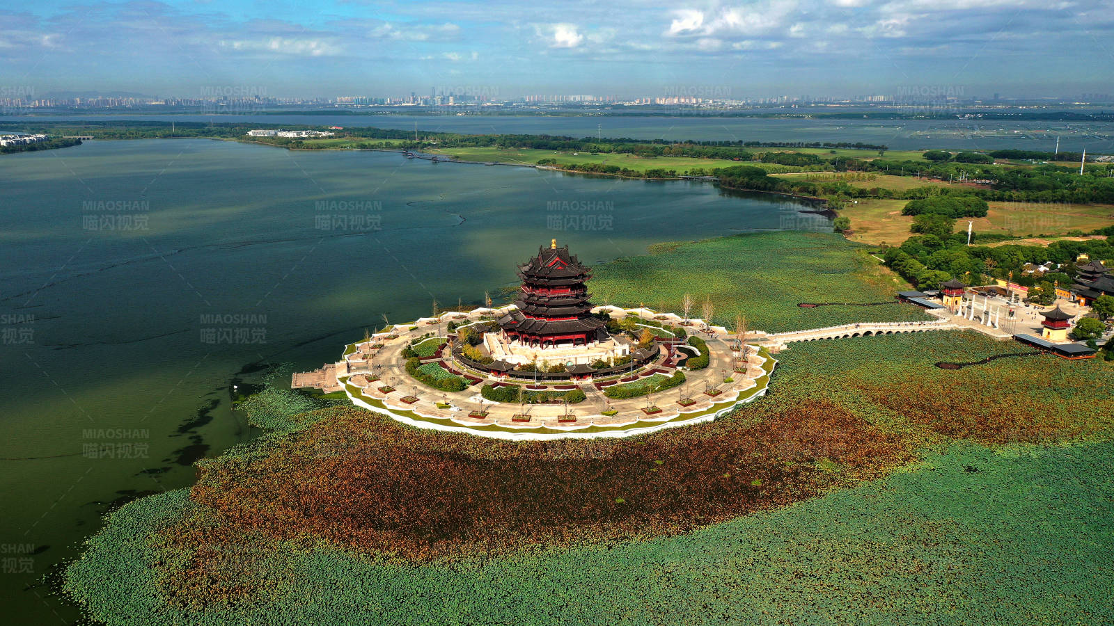 航拍湖心古塔图片