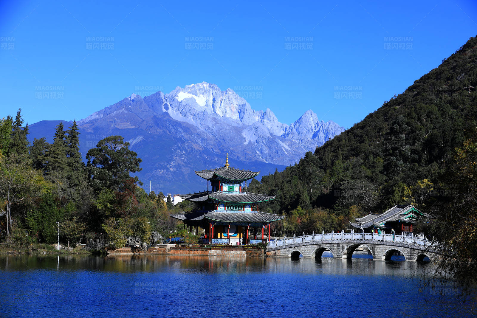 玉龙雪山湖畔古建筑图片