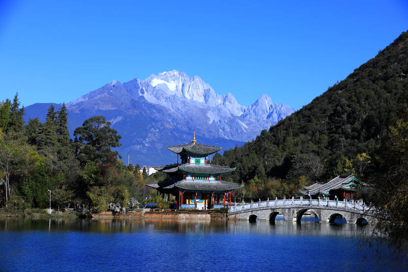 玉龙雪山湖畔古建筑图片