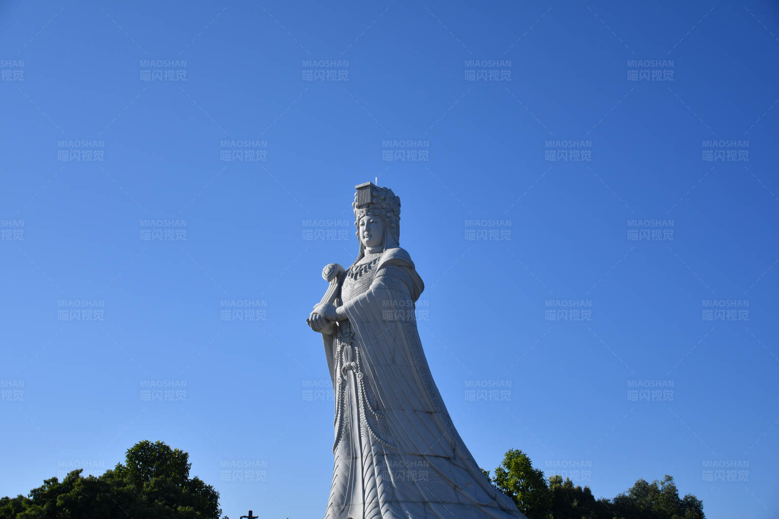 妈祖雕像蓝天背景图片