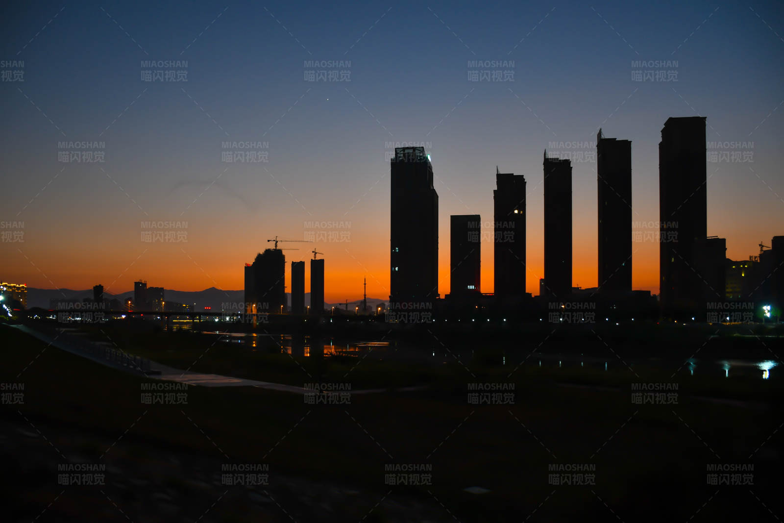 城市剪影 暮色天际线图片