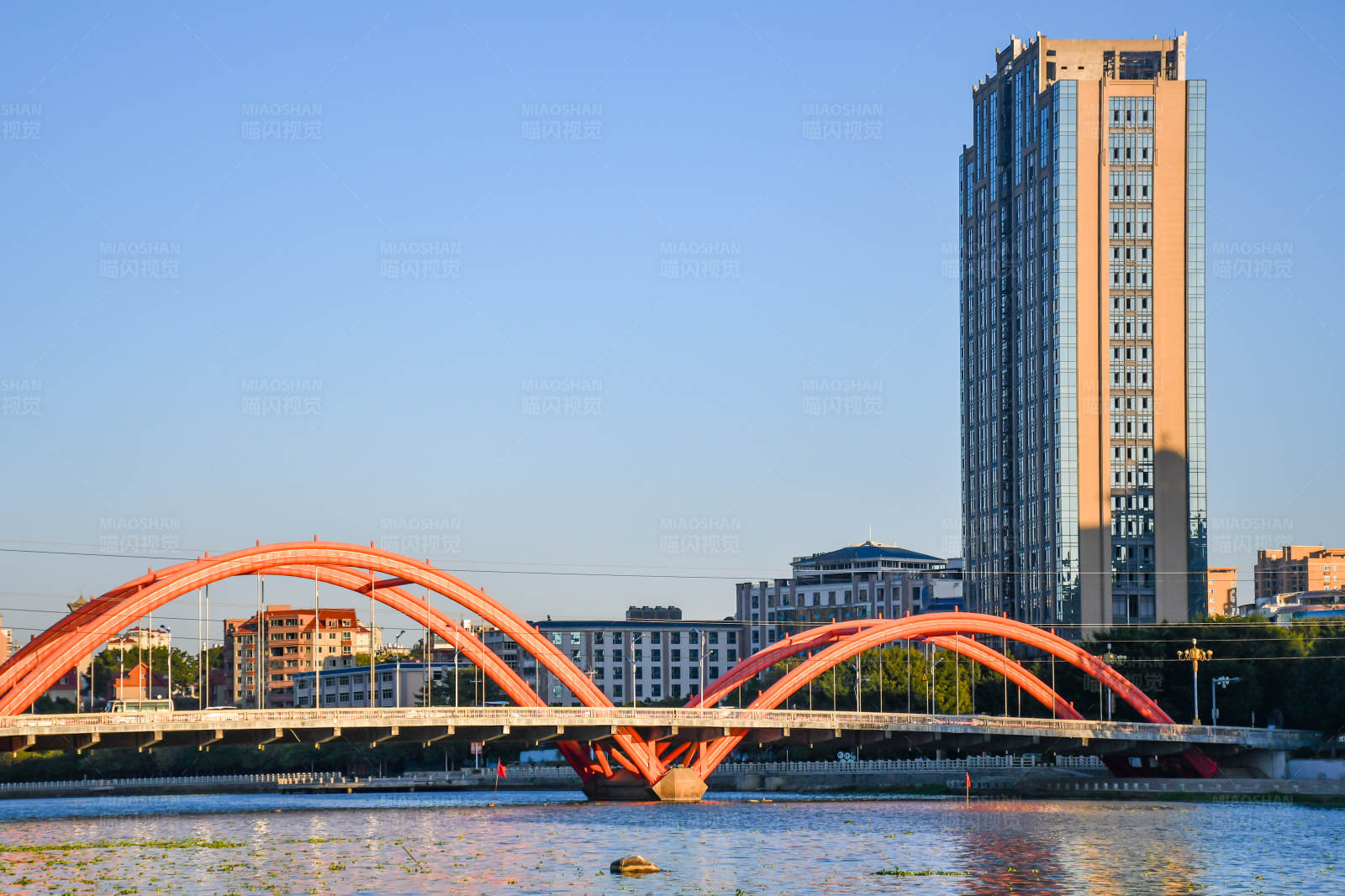 城市河上的红色拱桥图片