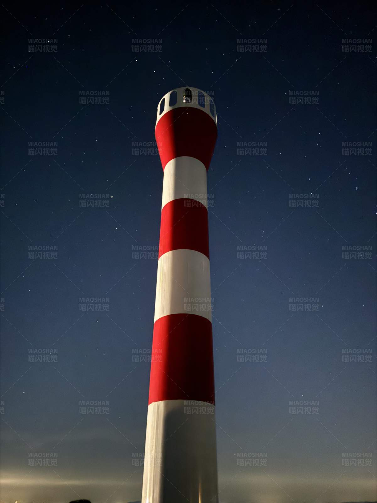 夜空下的红白灯塔图片